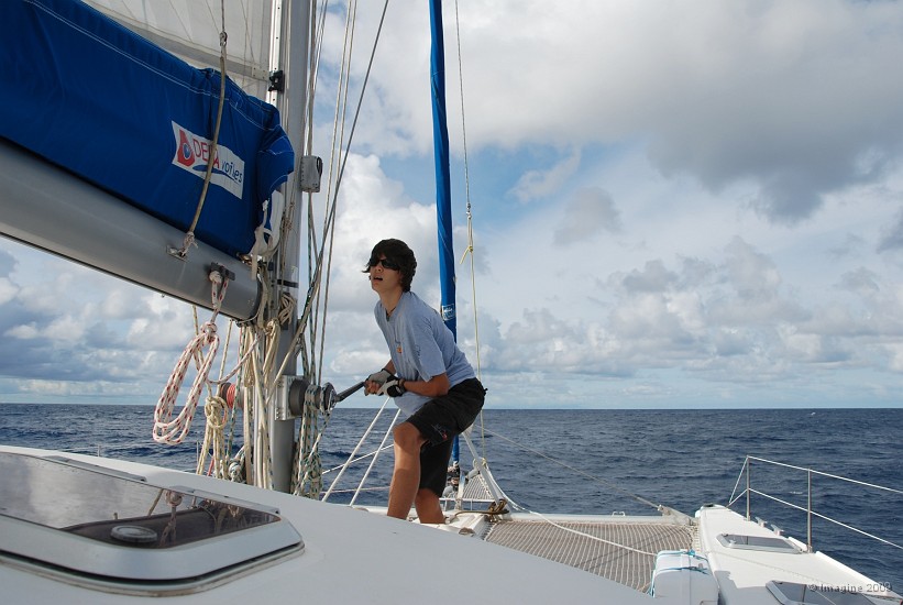 174- Romain a la manoeuvre pour le retour vers Noumea.JPG